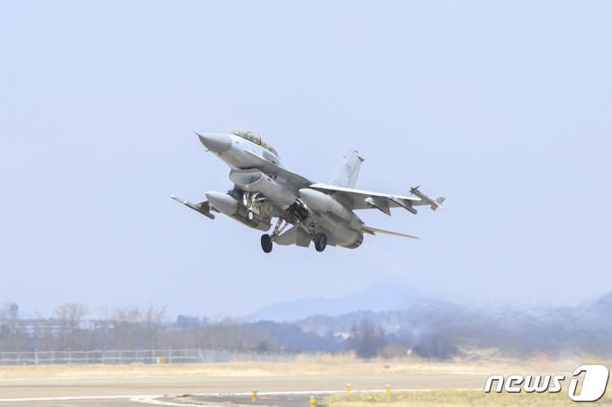 [사진] 활주로 이륙하는 KF-16 전투기