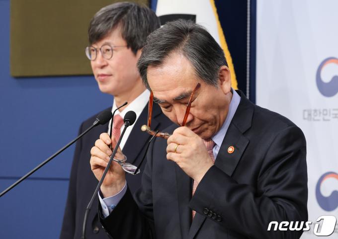 [사진] 안경 고쳐쓰는 조태열 장관