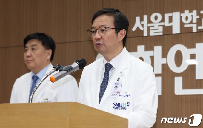 [사진] 손명순 여사 별세 관련 브리핑하는 김영태 병원장