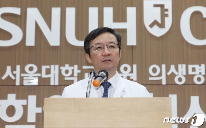 [사진] 손명순 여사 별세 관련 브리핑하는 김영태 병원장
