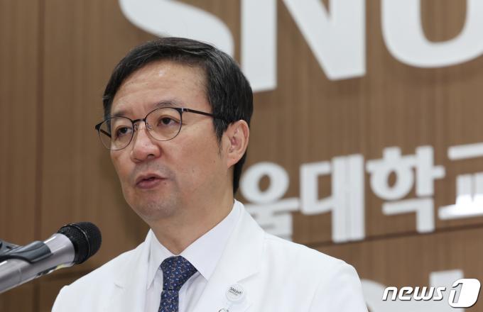 [사진] 손명순 여사 별세 관련 브리핑하는 김영태 병원장