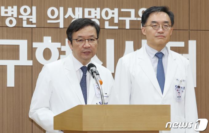 [사진] 손명순 여사 별세 관련 브리핑하는 김영태 병원장