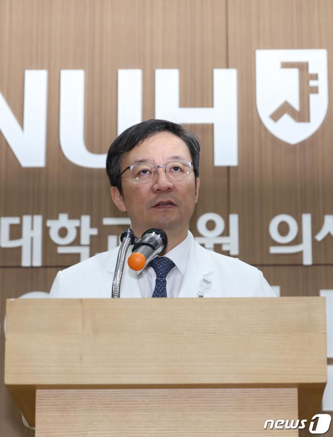 [사진] 손명순 여사 별세 관련 브리핑하는 김영태 병원장
