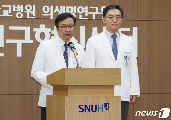 [사진] 손명순 여사 별세 관련 브리핑하는 김영태 병원장