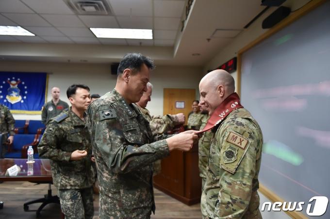 [사진] 미군 모범장병들에게 스카프 매주는 김명수 합참의장