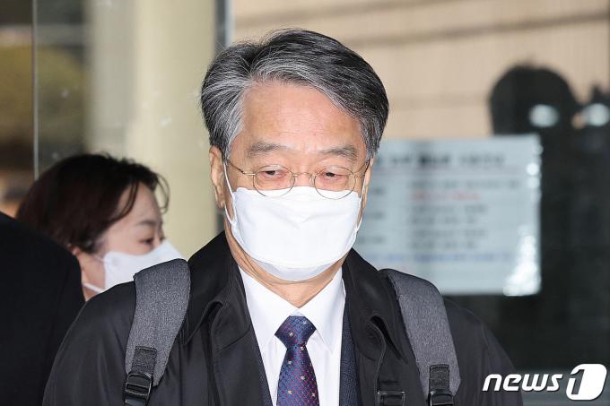 자녀 특혜 채용 의혹을 받는 송봉섭 전 중앙선거관리위원회 사무차장이 7일 오전 서울 서초구 서울중앙지방법원에서 열린 구속 전 피의자 심문(영장실질심사)에 출석하고 있다. 송 전 차장은 2018년 1월 충북선관위 공무원 경력 채용 당시 한 모 전 충북선관위 관리과장에게 딸의 채용을 청탁한 혐의를 받는다. 2024.3.7/뉴스1 ⓒ News1 신웅수 기자
