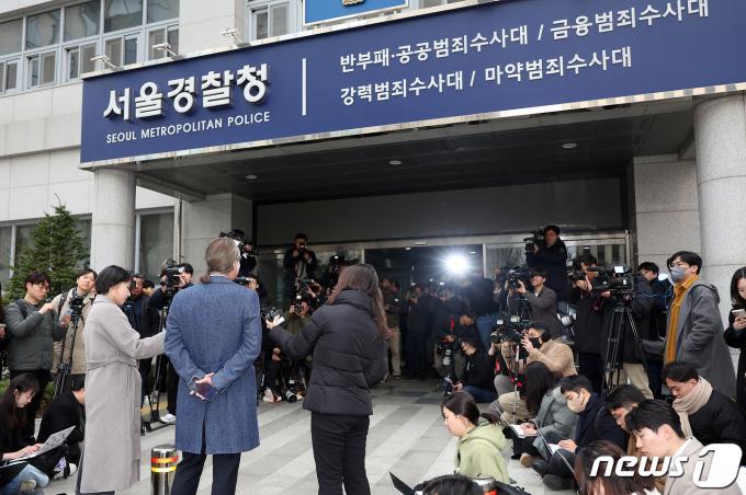 주수호 대한의사협회 의대정원 증원 저지를 위한 비상대책위원회 언론홍보위원장이 6일 오전 서울 마포구 서울경찰청 공공범죄수사대로 소환조사에 출석하며 입장을 밝히고 있다. 2024.3.6/뉴스1 ⓒ News1 박정호 기자