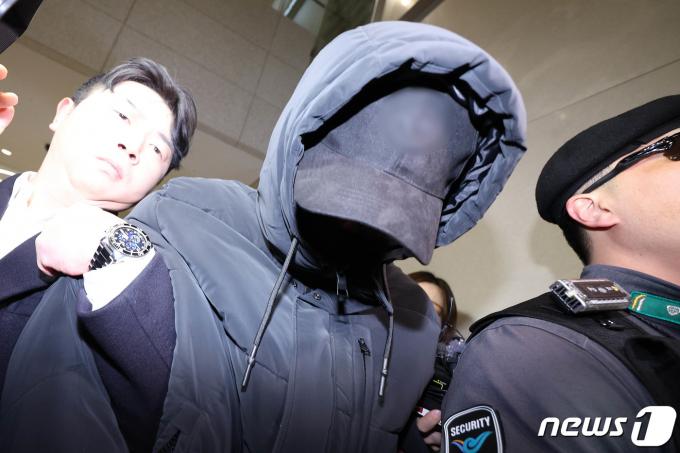 암호화폐 '테라·루나 폭락 사태'를 일으킨 한창준 테라폼랩스 이사가 6일 오후 인천국제공항 2터미널을 통해 송환되고 있다. 한 이사는 권도형 테라폼랩스 대표와 함께 몬테네그로에서 체포됐으며 법무부는 범죄인인도 절차에 따라 몬테네그로 당국으로부터 신병을 인계반았다 '테라·루나 사태'는 지난해 5월 테라폼랩스의 암호화폐 테라·루나 가치가 최고점보다 99% 이상 폭락하며 투자자들에게 대규모 손실을 입힌 사건이다. 2024.2.6/뉴스1 ⓒ News1 신웅수 기자