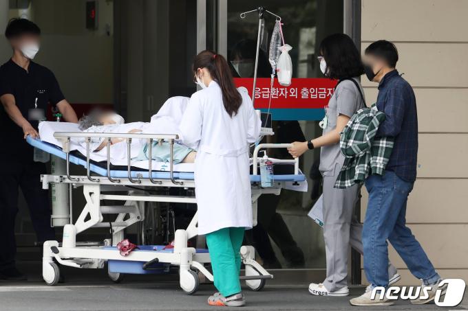 서울의 한 종합병원에서 의사와 간호사들이 응급의료센터로 환자를 이송하고 있다. /뉴스1 ⓒ News1 민경석 기자