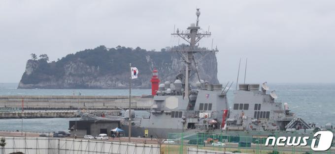 미국 해군 알레이버크급 이지스구축함인 히긴스함(DDG-76)이 5일 오전 제주해군기지에 입항해 정박해 있다. 히긴스함은 함대지 순항미사일인 토마호크를 탑재하고 있으며, 군수 적재와 승조원 휴식을 위해 제주에 입항했다. 2024.3.5/뉴스1 ⓒ News1 오현지 기자