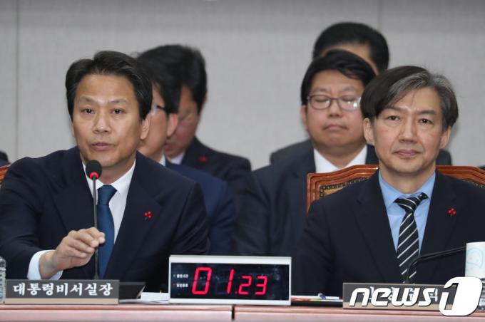 임종석 전 청와대 비서실장(왼쪽)과 조국 전 청와대 민정수석. 2018.12.31/뉴스1 ⓒ News1 김명섭 기자