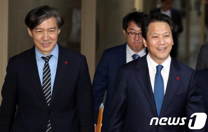 조국 전 청와대 민정수석(왼쪽)과 임종석 전 청와대 비서실장. 2018.12.31/뉴스1 ⓒ News1 김명섭 기자