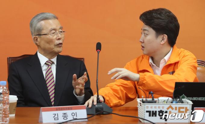 김종인 개혁신당 공천관리위원장과 이준석 대표가 4일 오전 서울 여의도 국회에서 열린 최고위원회의에서 이야기를 나누고 있다. 2024.3.4/뉴스1 ⓒ News1 임세영 기자
