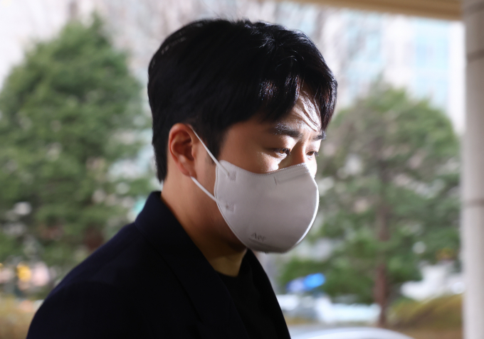 술을 마시고 차를 몰았다가 동승자로 '운전자 바꿔치기'를 한 혐의로 1심에서 징역형의 집행유예를 선고받은 가수 이루(41·본명 조성현)가 항소심에서 징역형을 구형받았다. 사진은 지난 7일 서울 마포구 서울서부지방법원에서 열린 항소심 첫 재판에 나선 가수 이루(본명 조성현). /사진=뉴시스