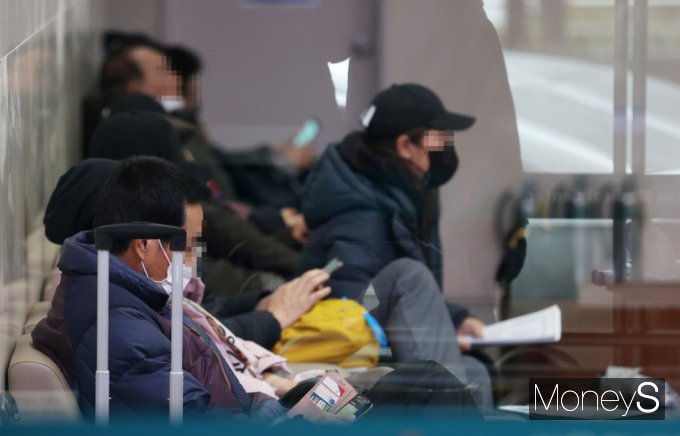 정부가 대학병원 전공의 의존도를 낮추고 전문의와 PA를 강화하겠다고 밝히자 의협이 강하게 비판하고 나섰다. 사진은 서울의 한 대형병원에서 진료를 기다리는 환자의 모습으로 기사의 내용과 무관. /사진=임한별 기자