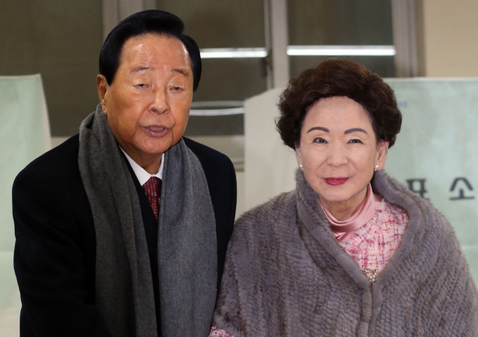 지난 7일 김영삼 전 대통령의 부인 손명순 여사가 세상을 떠났다. 사진은 지난 2012년 12월 18대 대통령 선거일에 김영삼 전 대통령과 부인 손명순 여사(오른쪽)가 서울 상도동 투표소에서 투표하는 모습. /사진=뉴스1