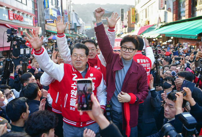지난 7일 경기 수원에 이어 한동훈 국민의힘 비상대책위원장이 8일 경기 성남시와 용인시를 방문한다. 사진은 한 위원장(맨앞 오른쪽)이 지난 7일 경기 수원시 팔달구 지동시장을 방문해 수원 예비후보들과 함께 시민들에게 지지를 호소하는 모습. /사진=뉴시스(공동취재)