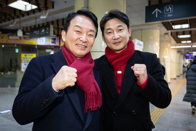 8일 원희룡 전 국토교통부 장관이 자신의 페이스북에 후원회장인 이천수가 최근 폭행과 협박을 당했다고 알렸다. 사진은 오는 4월 총선에서 인천 계양(을) 지역에 출마한 원 전 장관(왼쪽)과 이천수가 지난달 22일 인천 계산역 내에서 시민들에게 인사하던 중 포즈를 취하고 있는 모습. /사진=뉴스1