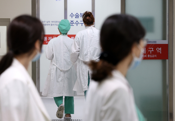 정부가 의사 인력이 부족한 진료 공백 상황에서 신속한 대응을 위해 '간호사 업무 관련 시범사업 보완 지침'을 대한간호협회 사이트에 지난 7일 게시했다. 보건복지부는 의사집단행동이 장기화될 경우 비상진료체계를 안정적으로 운영할 수 있도록 건강보험 재정 1882억원과 예비비 1285억원을 지원하기로 했다. 사진은 7일 오후 서울시내 한 대형병원에서 의료진이 수술부로 들어가는 모습. /사진=뉴시스