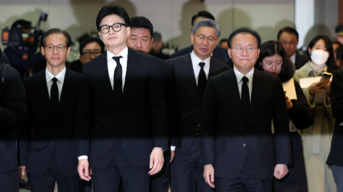 한동훈 국민의힘 비상대책위원장이 김영삼 전 대통령의 부인 손명순 여사 빈소를 방문했다. 사진은 8일 서울 종로구 서울대학교병원 장례식장을 찾아 조문을 마친 국민의힘 한동훈 비상대책위원장과 윤재옥 원내대표. /사진=뉴스1