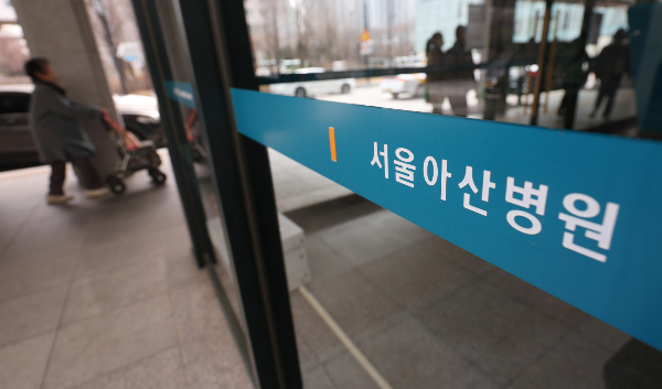 울산의대 전 교원이 자발적으로 사직서를 제출하는 데 합의했다. 사진은 지난 6일 서울아산병원에 방문객이 들어가고 있는 모습. /사진=뉴스1
