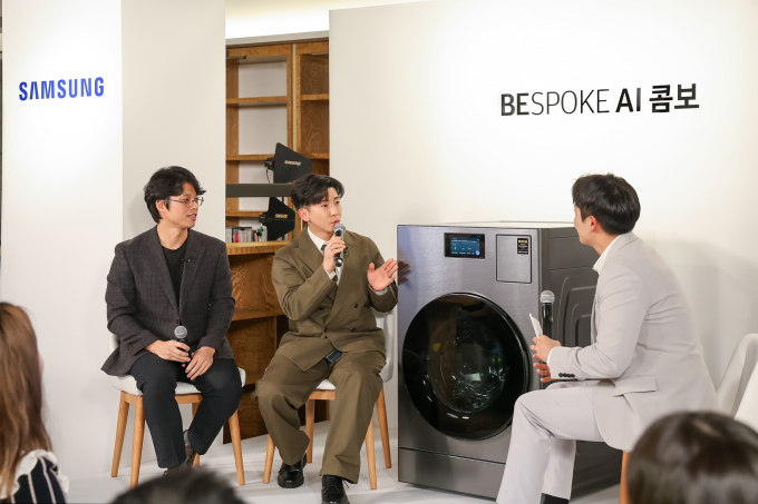 삼성전자 직원과 '청소광' 브라이언이 비스포크 AI 콤보 제품으로 토크쇼를 진행하고 있다. / 사진=삼성전자