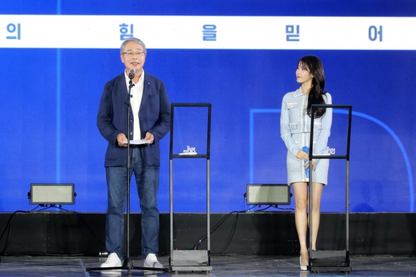 지난 9월17일 우리 모모콘에서 우리금융 임종룡 회장(사진 왼쪽)이 우리금융 브랜드 앰버서더 아이유와 함께 우리 루키 프로젝트를 함께 발표하고 있다./사진=우리금융