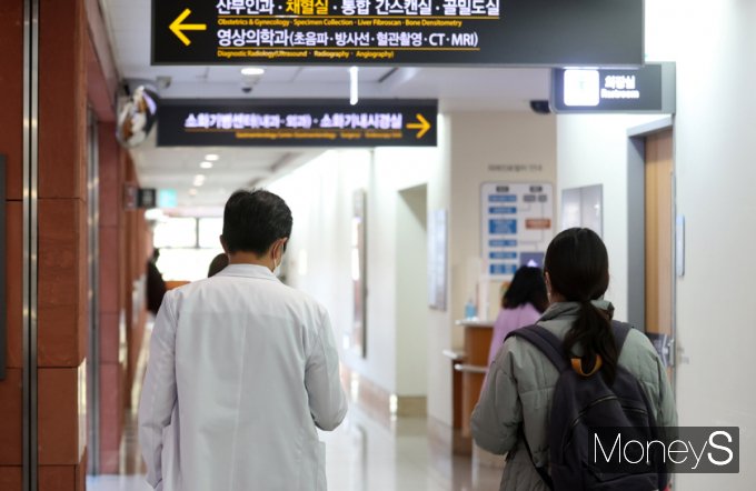 전문의 중심의 대학병원 운영은 의료계도 공감하는 사안이지만, PA를 활성화하겠다는 정부의 입장에는 공감하지 못하는 분위기다. 사진은 서울의 한 대형병원에서 의료진이 이동하는 모습으로 기사의 직접적인 내용과 무관. /사진=임한별 기자