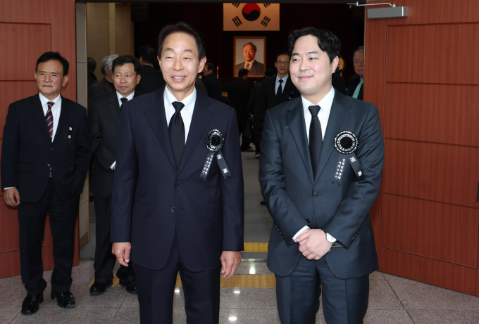 김영삼 전 대통령의 손자 김인규 전 대통령실 행정관이 고(故) 손명순 여사 별세에 대해 "마지막까지 잘 배웅해 드리고 선거에 임하겠다"고 전했다. 사진은 김현철 김영삼대통령기념재단 이사장(왼쪽)과 김 전 행정관이 지난해 11월22일 서울 동작구 현충관에서 열린 고 김영삼 전 대통령 서거 8주기 추모식에서 추모객 맞이하는 모습. /사진=뉴시스