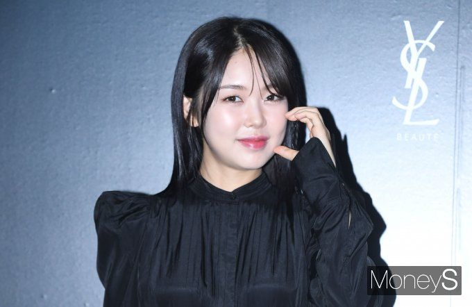 미노이가 광고에 불참한 것으로 알려진 뷰티 브랜드 P사가 이번 사태에 대한 입장을 밝혔다. 사진은 지난 2022년 서울 강남구 신사동에서 열린 '입생로랑 뷰티 볼드 립스틱 팝업스토어 오픈 포토콜 행사에 참석한 가수 미노이. /사진=장동규 기자