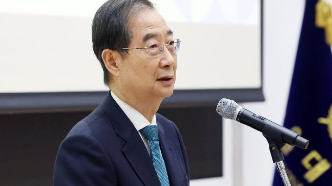 한덕수 국무총리가 8일 오전 자신의 페이스북을 통해 의료 개혁을 완수하기 위해 의료 서비스 양보 캠페인 동참을 촉구했다. 사진은 지난 6일 서울 관악구 서울대학교에서 축사하는 한 총리. /사진=뉴스1