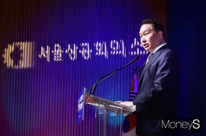 최태원 SK그룹 회장이 지난 29일 서울 중구 대한상공회의소 회관에서 열린 서울상의 정기의원총회에서 연임을 확정 지은 뒤 소감을 밝히고 있다. / 사진=임한별 기자 