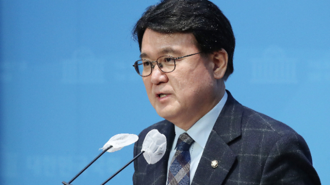 황운하 더불어민주당 의원이 조국혁신당에 합류할 것을 선언했다. 사진은 지난달 26일 오전 서울 여의도 국회 소통관에서 기자회견을 갖고 있는 황운하 더불어민주당 의원. /사진=뉴스1
