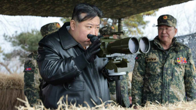 북한이 자주포와 방사포를 동원해 서해상 표적을 대상으로 사격훈련을 실시한 것으로 알려졌다. 사진은 8일 노동신문이 김정은 북한 노동당 총비서가 지난 7일 조선인민군 대연합부대들의 포사격 훈련을 지도하는 모습. /사진=뉴스1(노동신문)