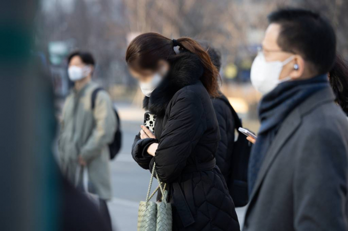 오는 9일 바람이 불어 영하까지 떨어질 예정이다. 사진은 8일 꽃샘추위가 찾아와 서울 세종대로 광화문사거리에서 발걸음을 재촉하고 있는 출근길 시민들. /사진= 뉴스1