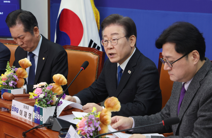 8일 이재명 더불어민주당 대표가 국민의힘 공천을 비판하면 "특권공천의 민낯이 드러났다"고 말했다. 사진은 이 대표(가운데)가 8일 서울 여의도 국회에서 열린 최고위원회의에서 발언하는 모습. /사진=뉴스1