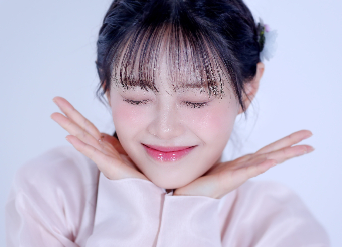 걸그룹 '이달의소녀'(LOONA) 출신 츄(25·김지우)가 8일 블록베리 크리에이티브를 상대로 낸 전속계약 효력부존재 확인 소송에서 항소심 승소 판결을 받았다. 사진은 츄가 지난 2월 2024년 설날을 맞아 한복 인터뷰를 하는 모습. /사진=스타뉴스