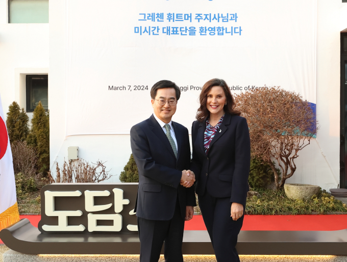 김동연 경기도지사(왼쪽)가 7일 도담소에서 그레첸 휘트머(오른쪽) 미국 미시간 주지사를 만나 첨단모빌리티, 신재생에너지 등 분야에서 협력 방안을 논의하기 앞서 사진촬영을 하고 있다. / 사진제공=경기도
