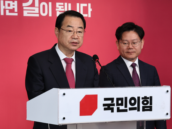 8일 국민의힘 공천관리위원회가 전남 여수을·경기 부천갑·경기 하남을·부산 북구을 공천 심사 결과를 공개했다. 사진은 정영환 국민의힘 공천관리위원장(왼쪽)이 8일 서울 여의도 중앙당사에서 공천 심사 결과를 발표하는 모습. /사진=뉴스1