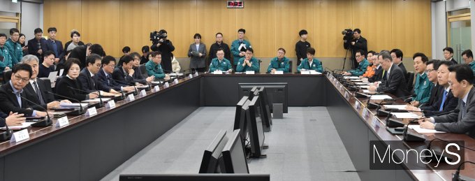 [머니S포토] 병원장 만난 吳 '진료공백 방지·필수의료 유지 협력' 강구