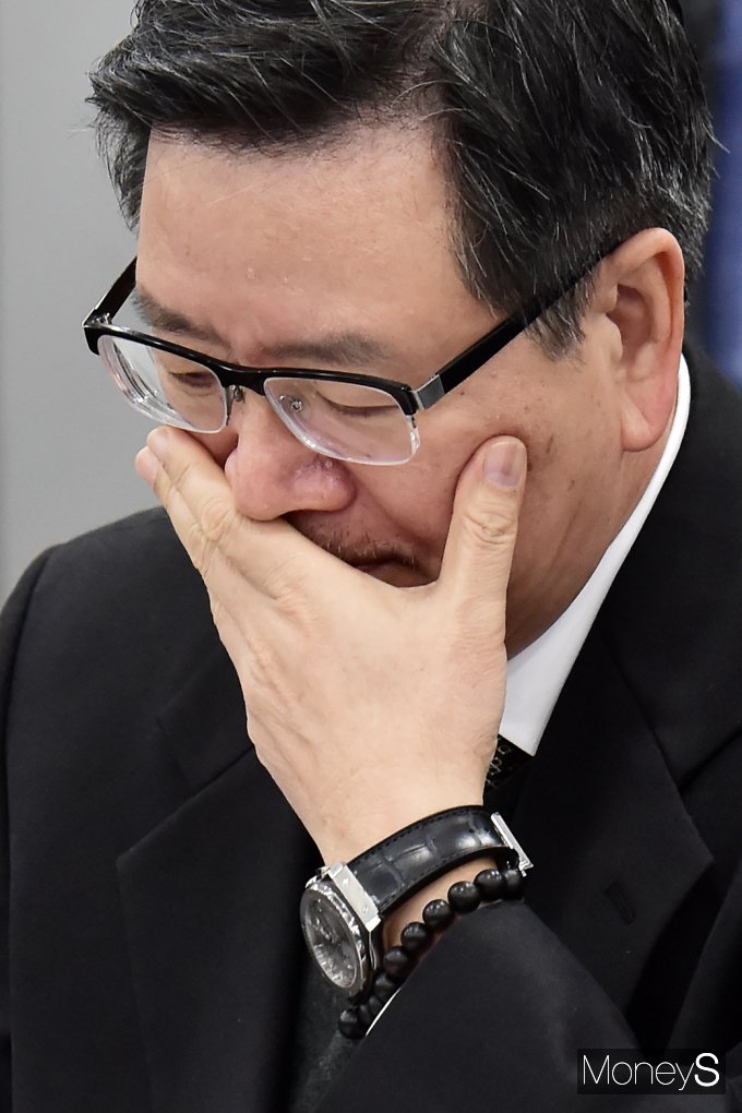 [머니S포토] 의료공백 장기화… 생각에 잠긴 서울성모병원장