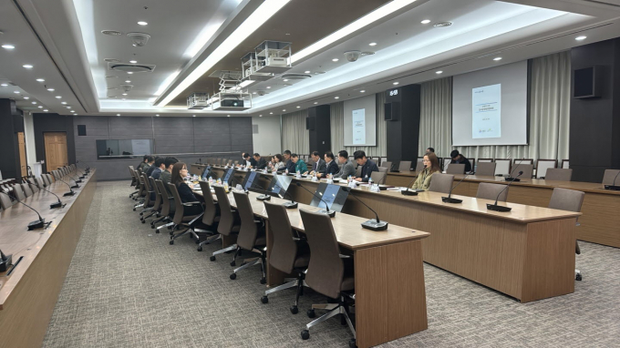 연제찬 시흥시 부시장을 비롯한 공무원들이 지난 6일 시흥시청에서 한국토지주택공사 관계자들과 도시공동발전협의회를 열고 있다. / 사진제공=시흥시