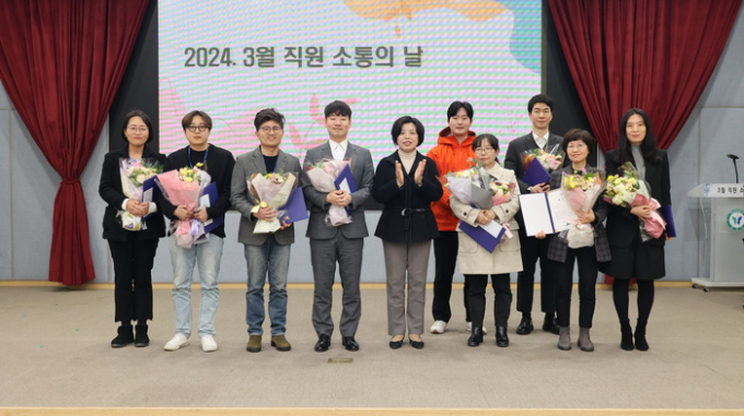 신계용 과천시장(왼쪽 다섯번째)이 7일 시청 대강당에서  우수공무원  9명에게 표창을 수여한 뒤 박수를 치고 있다. / 사진제공=과천시