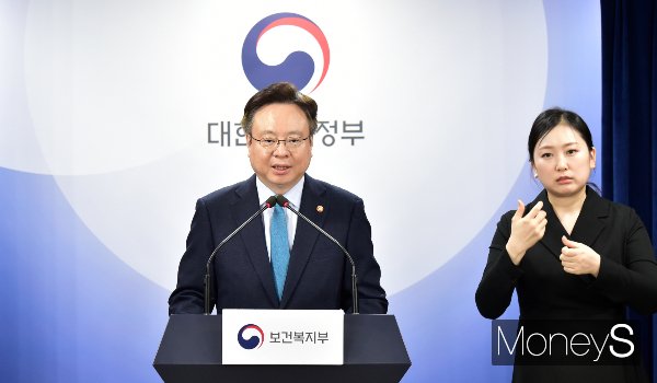 조규홍 보건복지부 장관이 2025년 의과대학 정원 2000명 증원을 두고 정원 100명이 안 되는 소규모 의대와 지방 의대를 중심으로 배분할 것이라고 밝혔다. 사진은 지난해 10월 '지역 및 필수 의료 혁신 이행을 위한 추진계획' 관련 브리핑을 하고 있는 조 장관의 모습. /사진=임한별 기자
