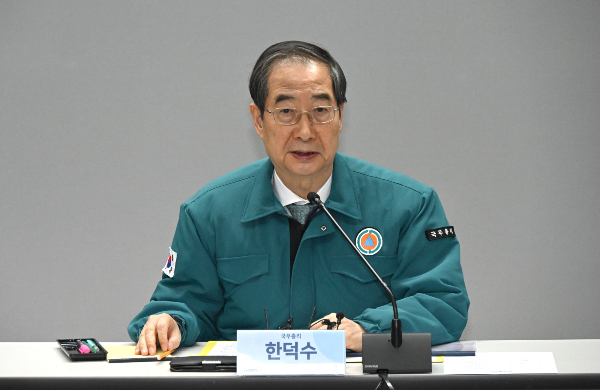 한덕수 국무총리는 지난 7일 정부와 의료계 간 갈등이 장기화되자 국민에게 "당분간 가장 위중한 이들에게 의료 서비스를 양보"해달라는 부탁의 글을 페이스북에 썼다. /사진=뉴시스