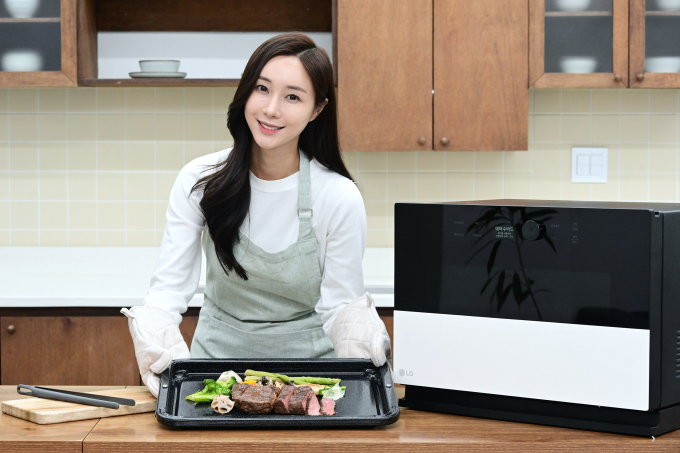 LG전자가 출시한 ‘디오스 오브제컬렉션 광파오븐’. / 사진=LG전자