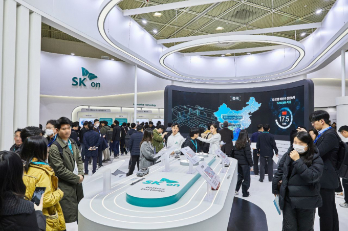 지난 6일부터 서울 강남 코엑스에서 열린 '인터배터리 2024'에서 SK온의 부스가 관람객의 이목을 끌었다. 사진은 SK온 부스를 찾은 관람객. /사진=SK온 제공