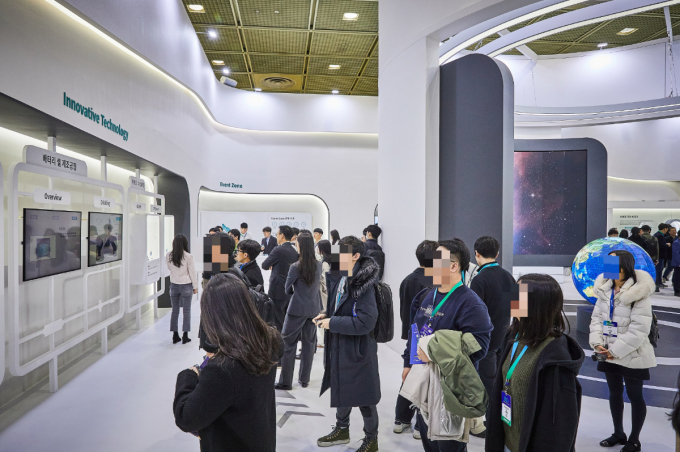 SK온 부스를 둘러보는 관람객. /사진=SK온 제공