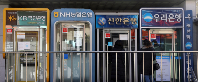 사진은 서울 시내에 은행 ATM 기계가 나란히 설치된 모습./사진=뉴스1