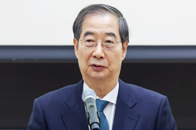 8일 한덕수 국무총리가 의료현장으로 복귀한 동료를 공격하는 전공의들에 대해 강력한 경고를 보냈다. 사진은 한 총리가 지난 6일 서울 관악구 서울대학교에서 열린 '서울대학교 국가미래전략원 개원 2주년 기념식'에서 축사하는 모습. /사진=뉴스1